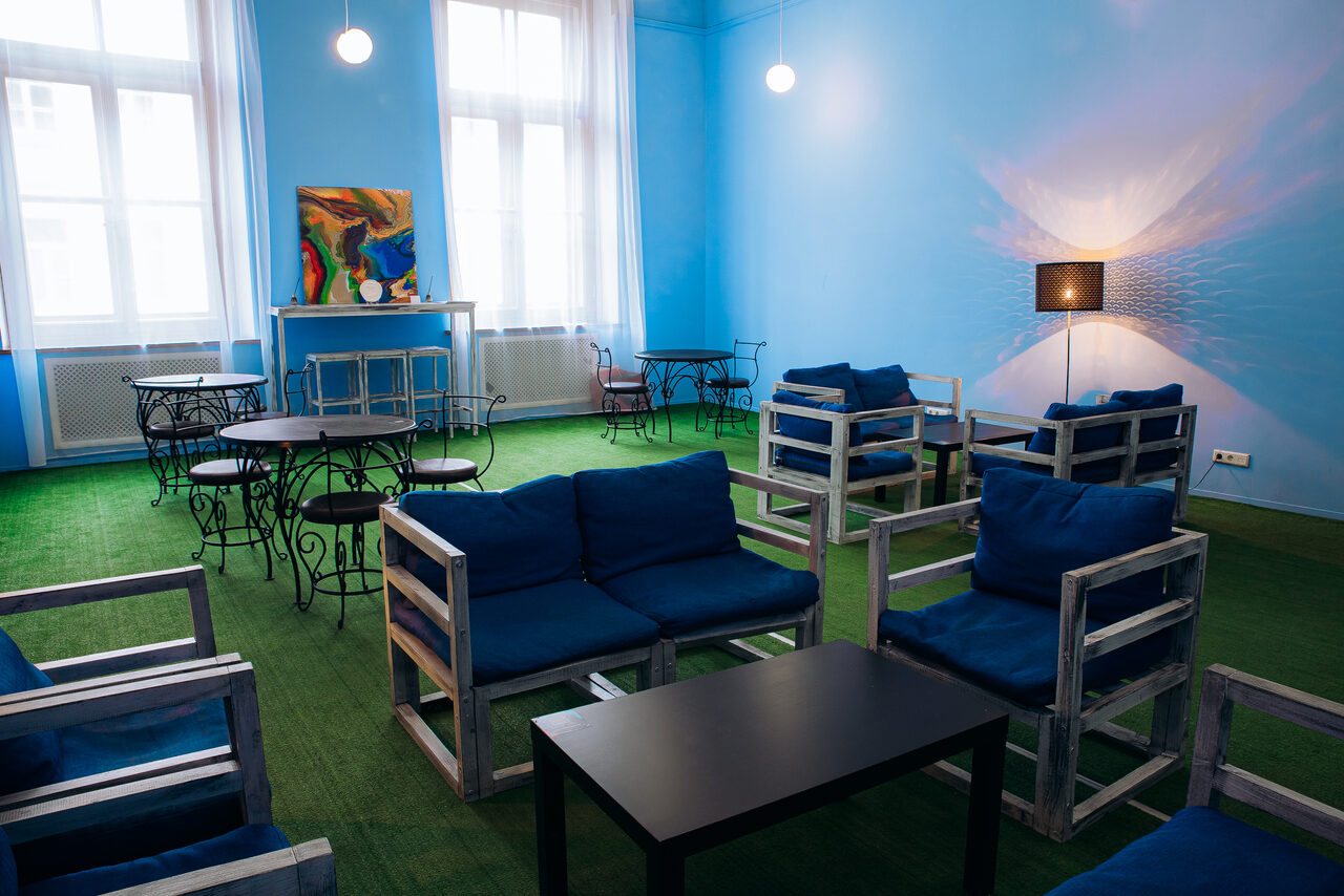 Арендовать Воздушный и светлый зал в прованском стиле