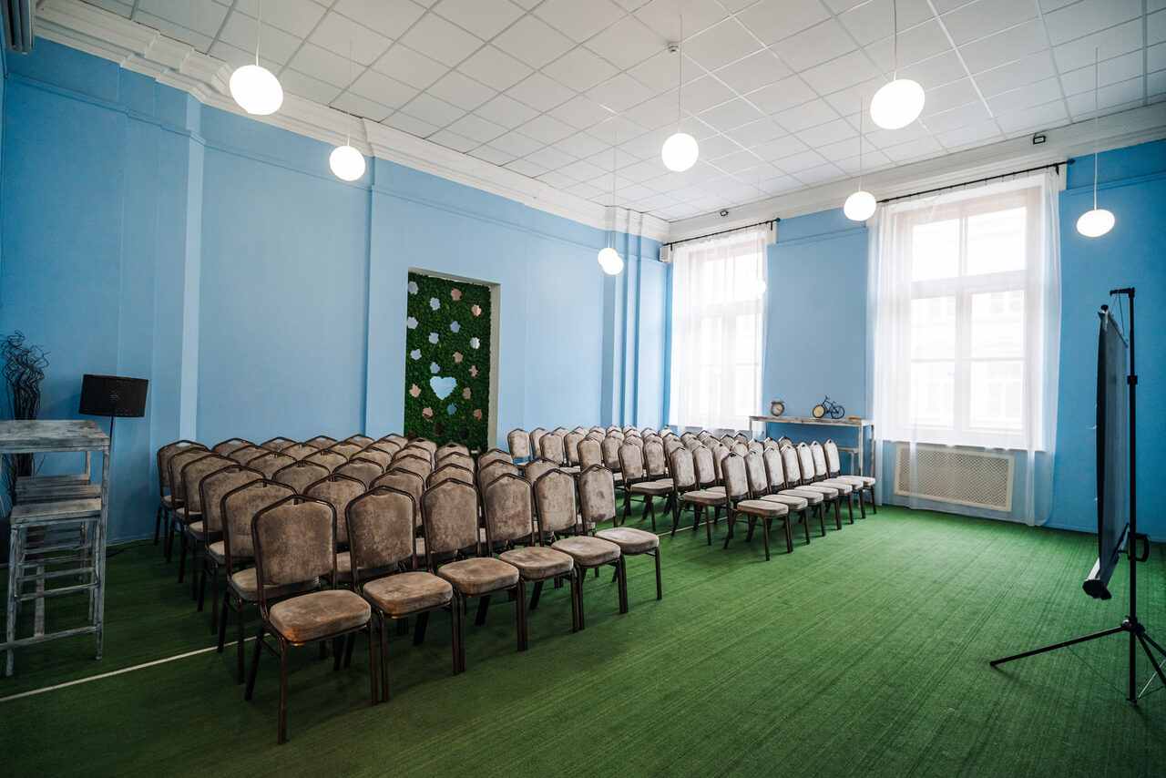 Арендовать Воздушный и светлый зал в прованском стиле