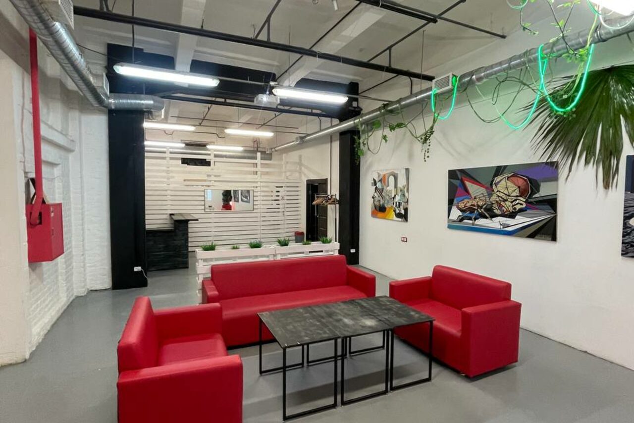 Арендовать Loft-style hall with high ceilings