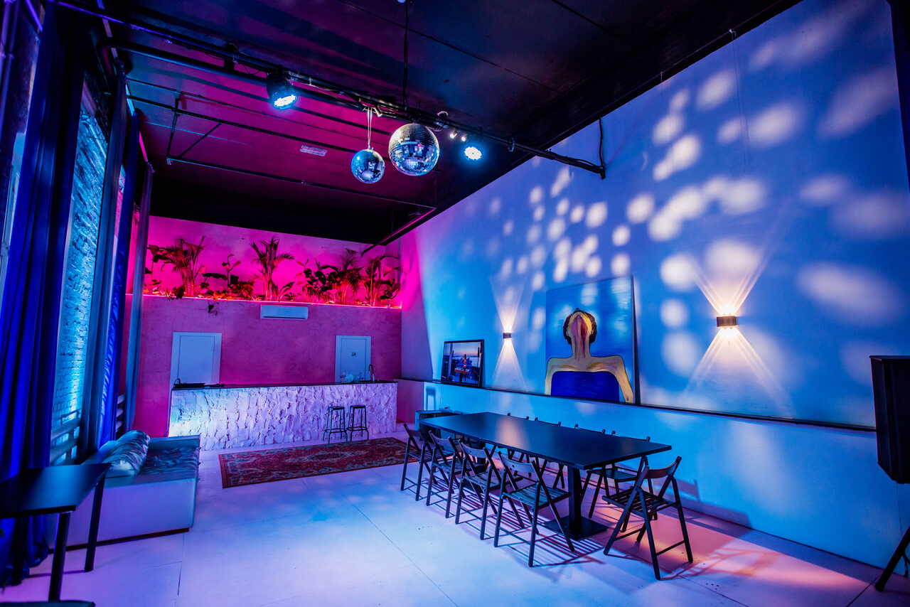 Арендовать Loft with a bar and a separate entrance