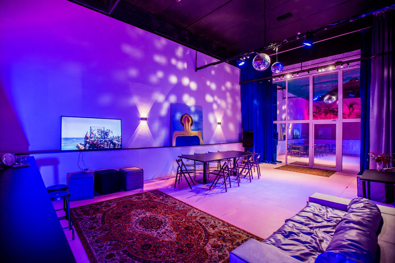 Арендовать Loft with a bar and a separate entrance