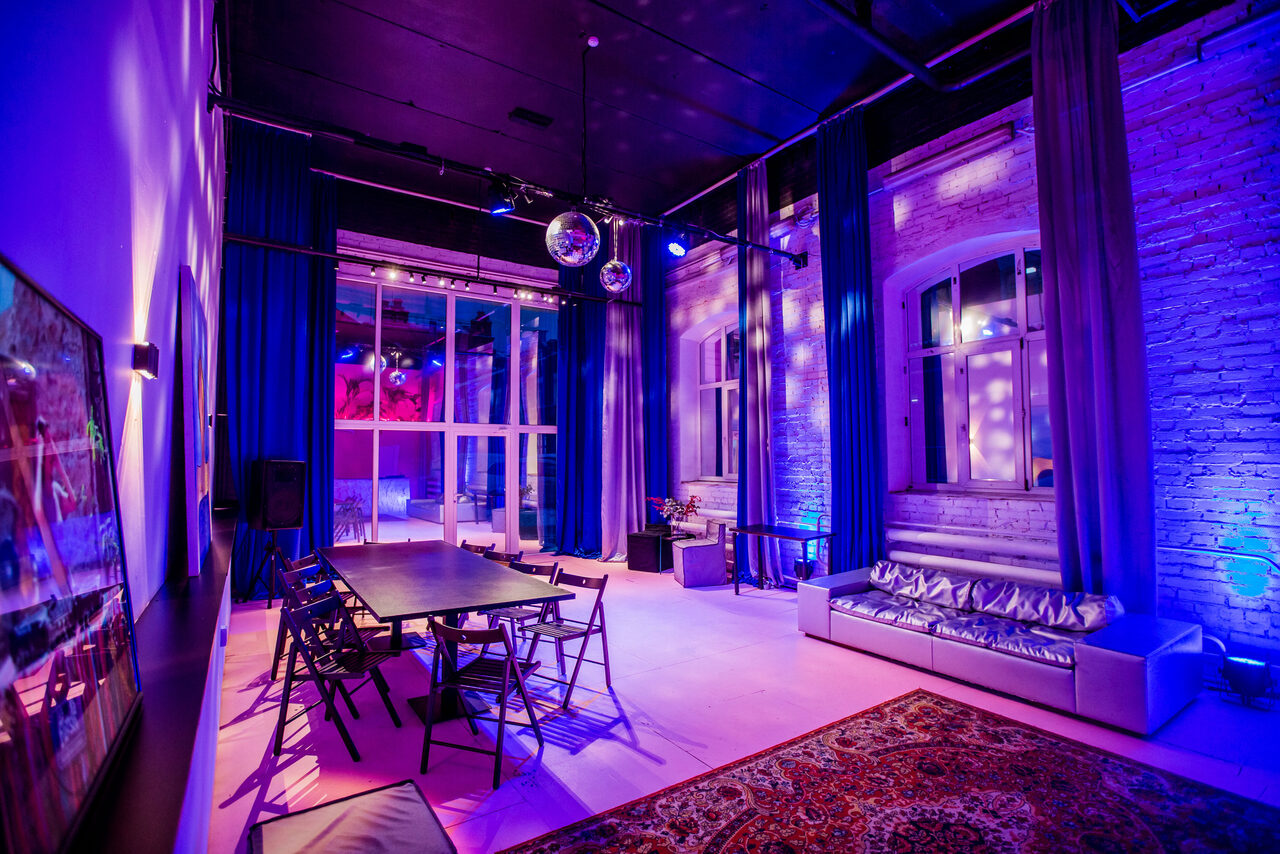 Арендовать Loft with a bar and a separate entrance