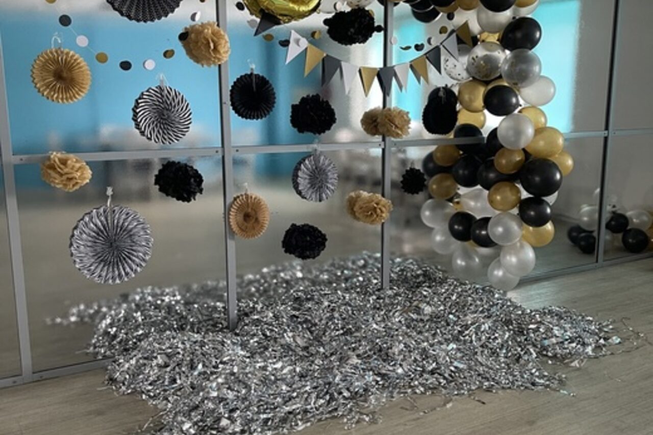 Арендовать Зал в бело-бирюзовых тонах