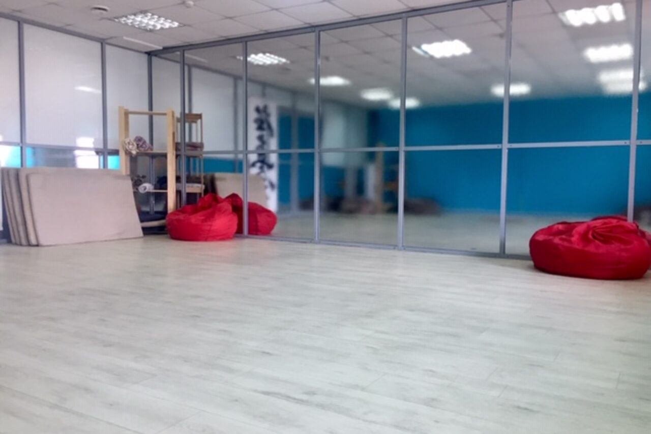 Арендовать Зал в бело-бирюзовых тонах