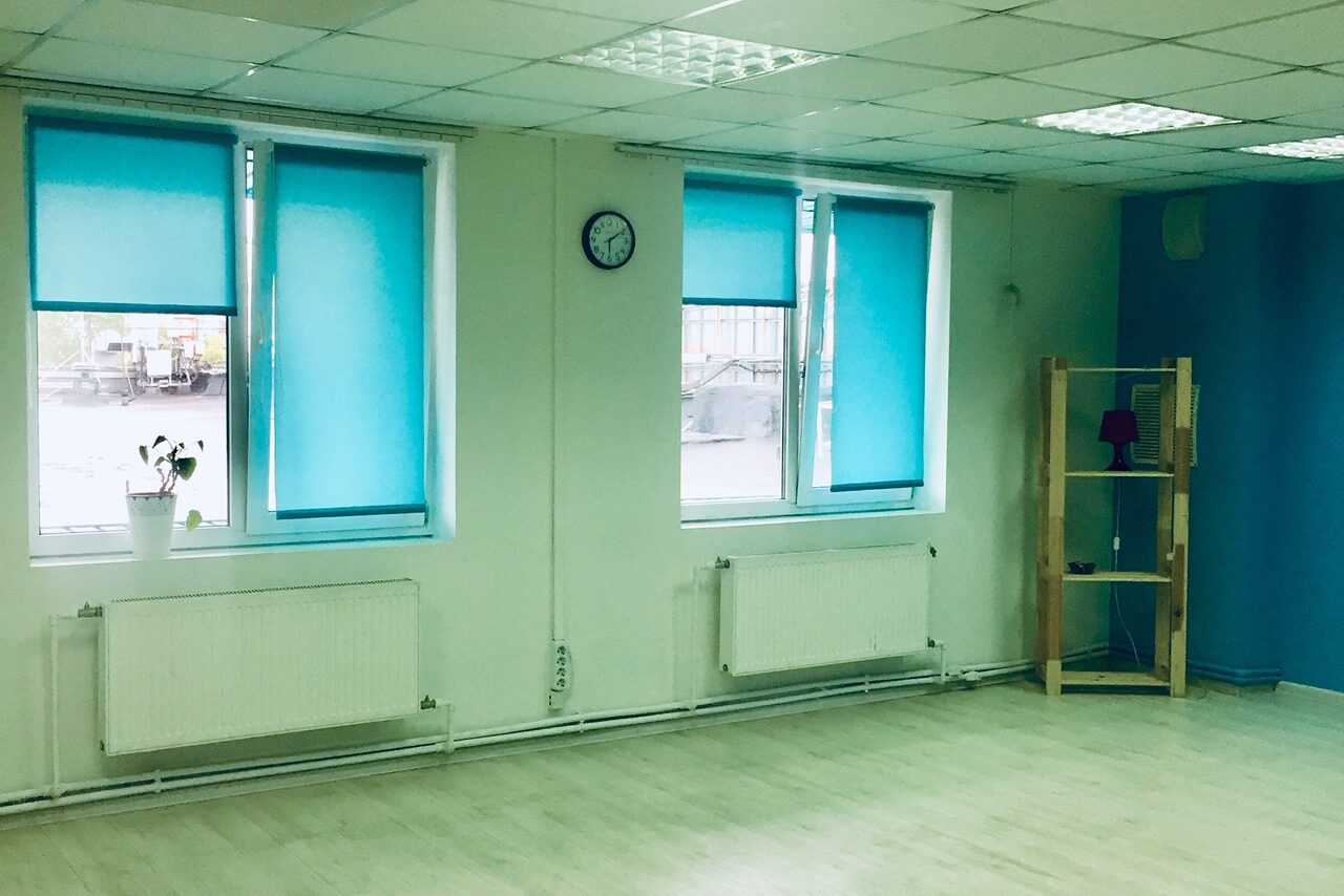 Арендовать Зал в бело-бирюзовых тонах