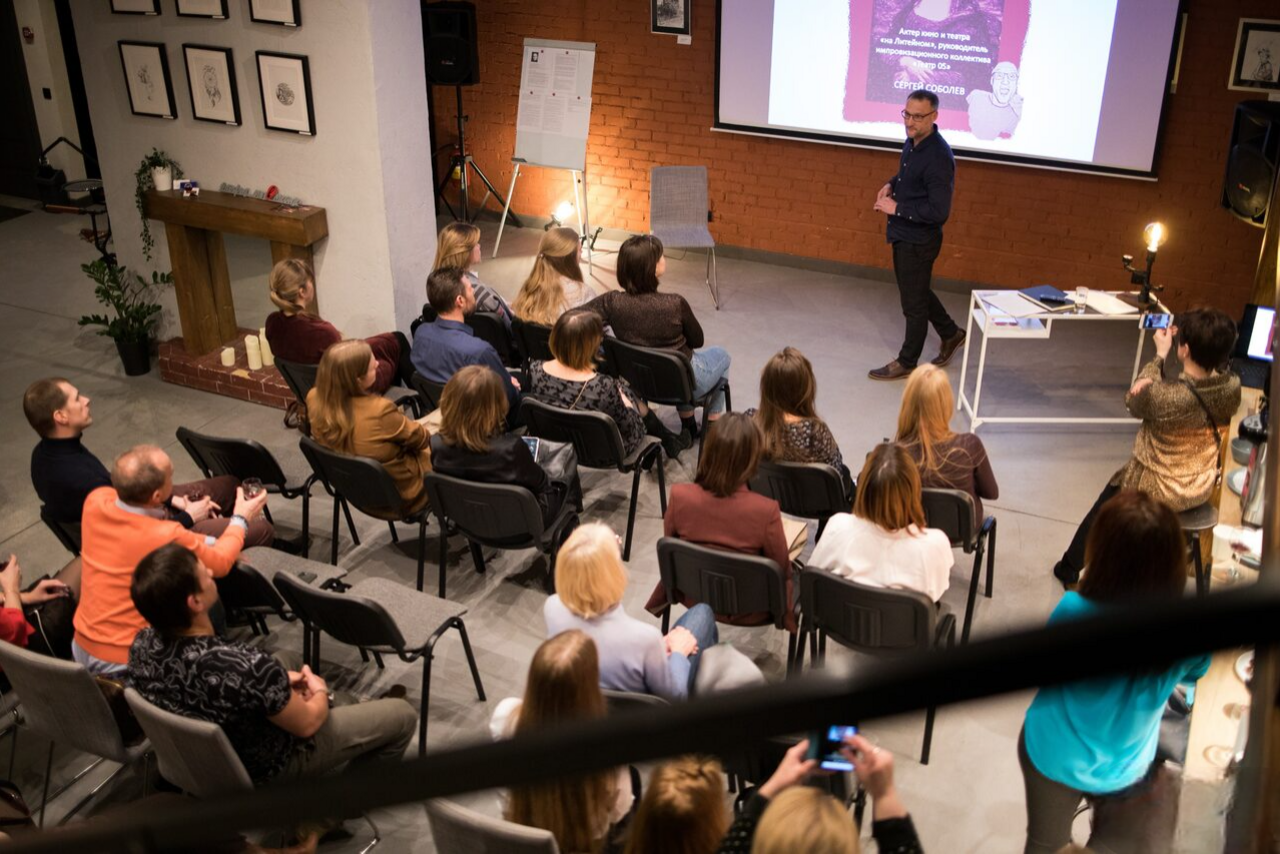 Арендовать Стильный двухуровневый лофт. Парень играет в "бирпонг". На втором плане общаются люди