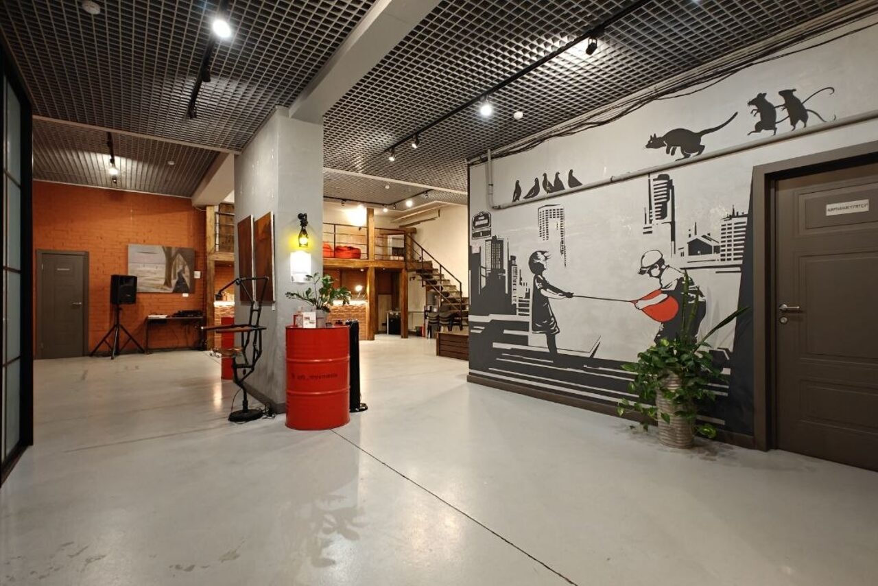 Арендовать Stylish duplex loft. Барная стойка. Лестница на второй этаж. Пуфы. Диваны. Барные стулья