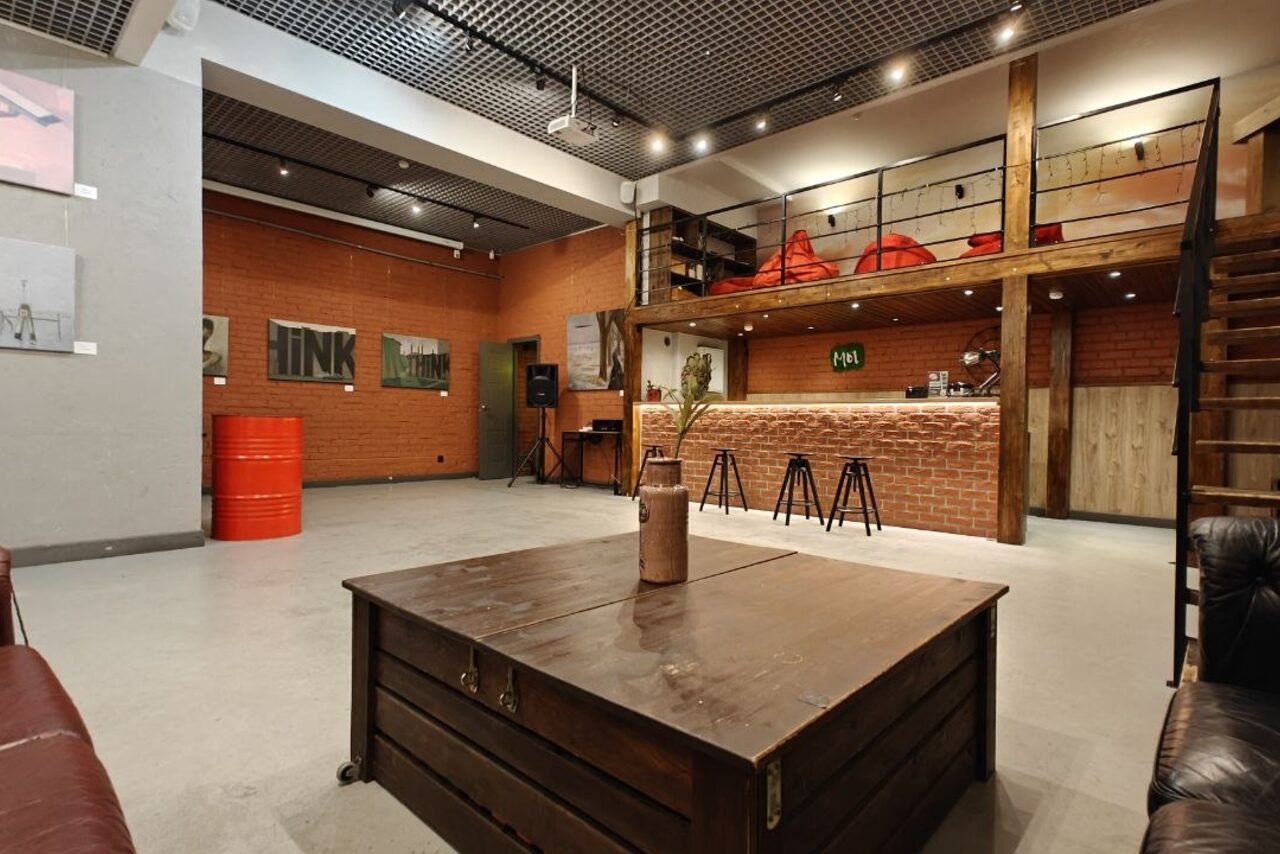 Арендовать Stylish duplex loft. Экран. Несколько стульев. Барная стойка