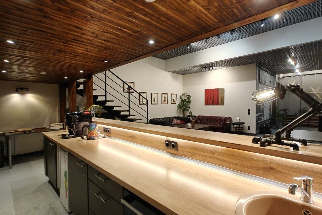Арендовать Stylish duplex loft. Раковины в туалете. Большое зеркало 