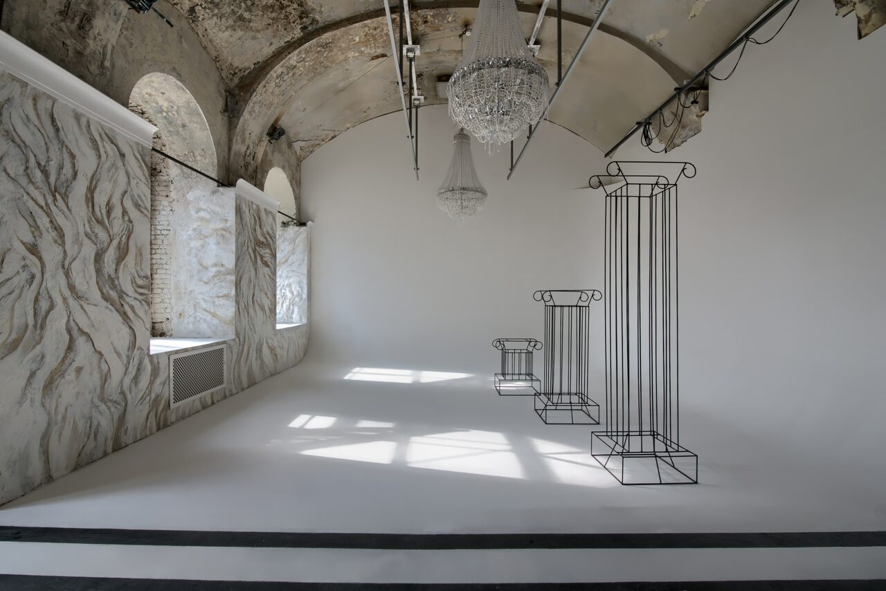 Арендовать Spacious bright hall with large floor-to-ceiling windows