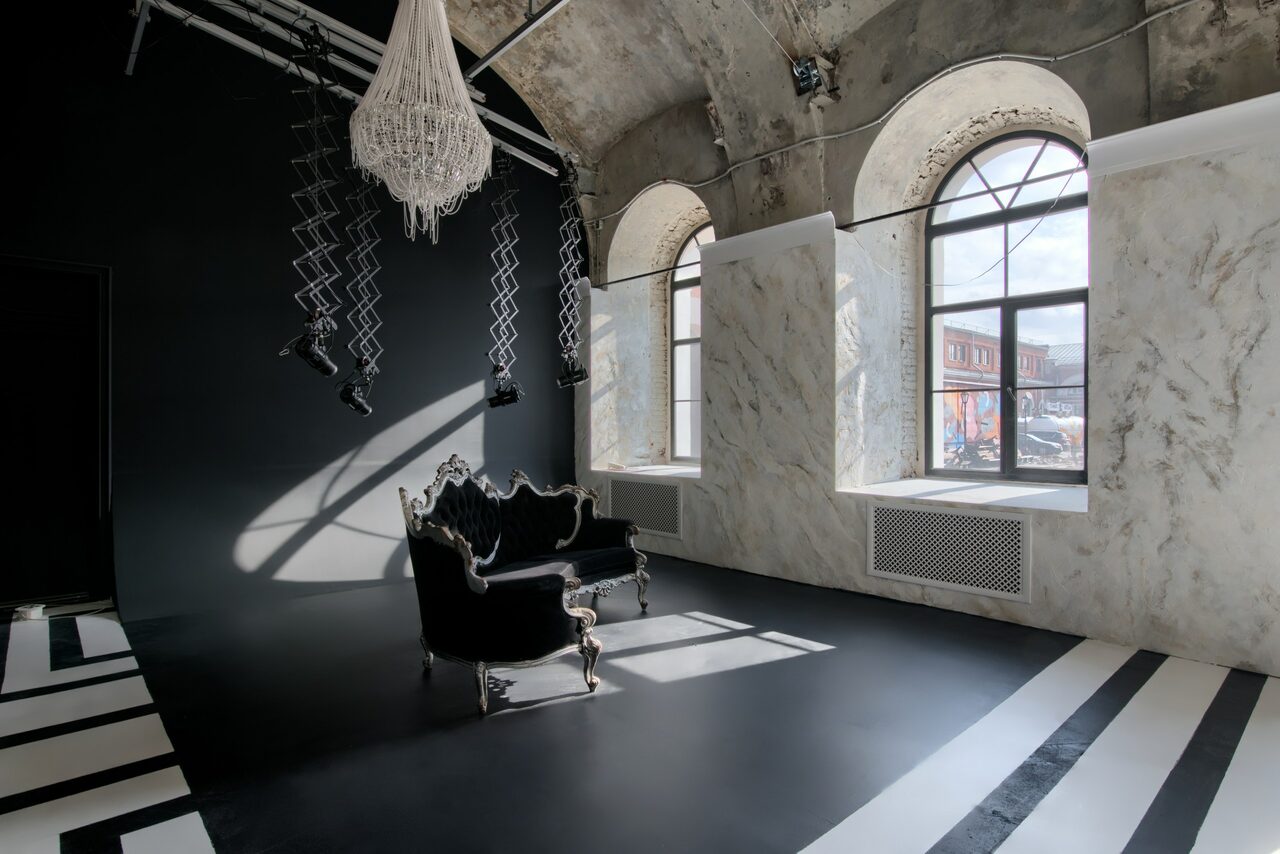 Арендовать Spacious bright hall with large floor-to-ceiling windows