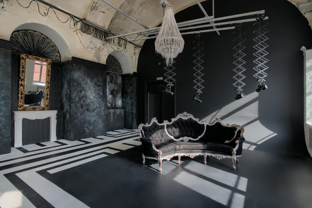 Арендовать Spacious bright hall with large floor-to-ceiling windows