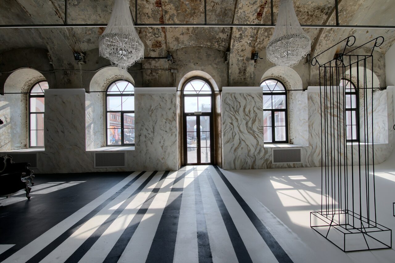 Арендовать Spacious bright hall with large floor-to-ceiling windows