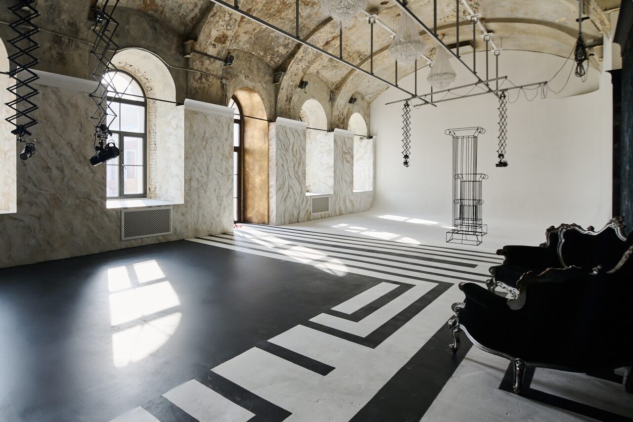 Арендовать Spacious bright hall with large floor-to-ceiling windows