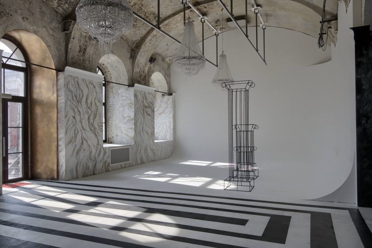 Арендовать Spacious bright hall with large floor-to-ceiling windows