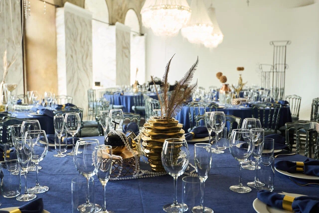 Арендовать Spacious bright hall with large floor-to-ceiling windows