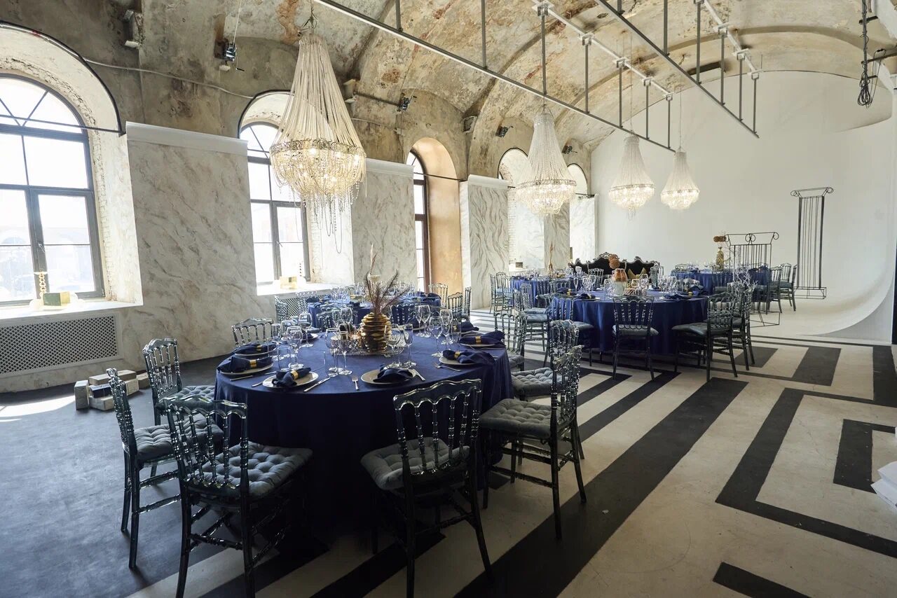 Арендовать Spacious bright hall with large floor-to-ceiling windows