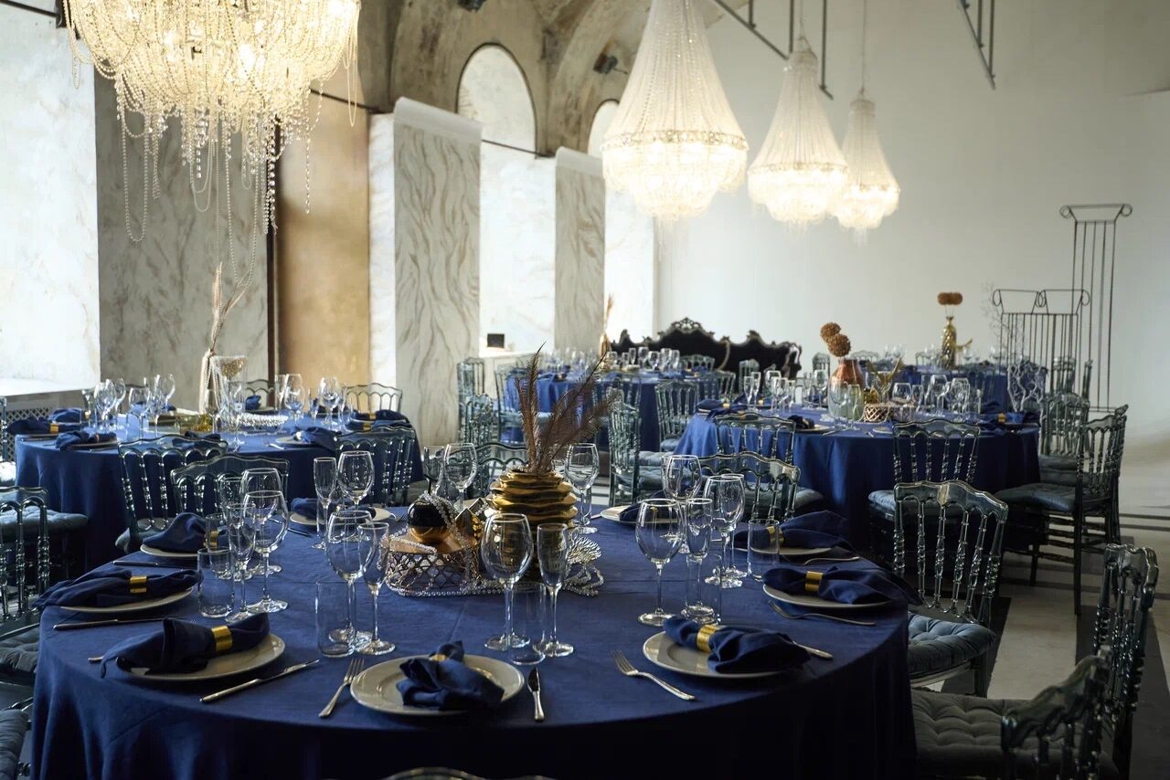 Арендовать Spacious bright hall with large floor-to-ceiling windows