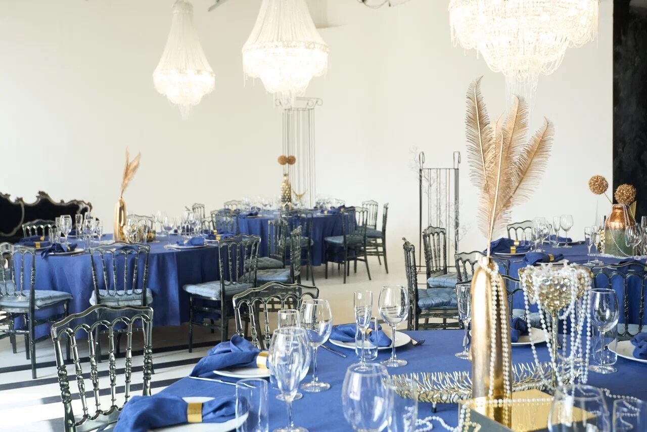 Арендовать Spacious bright hall with large floor-to-ceiling windows