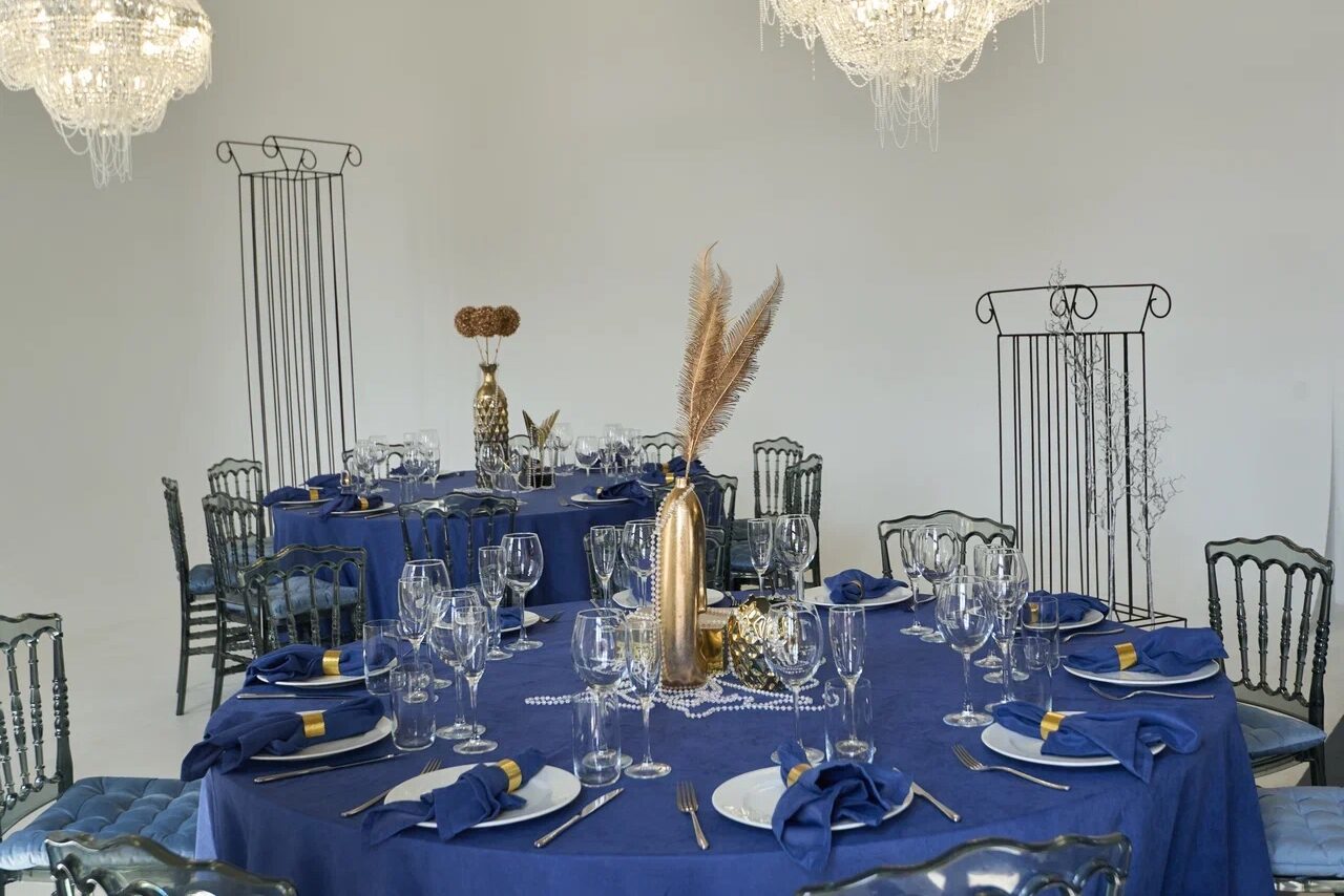 Арендовать Spacious bright hall with large floor-to-ceiling windows