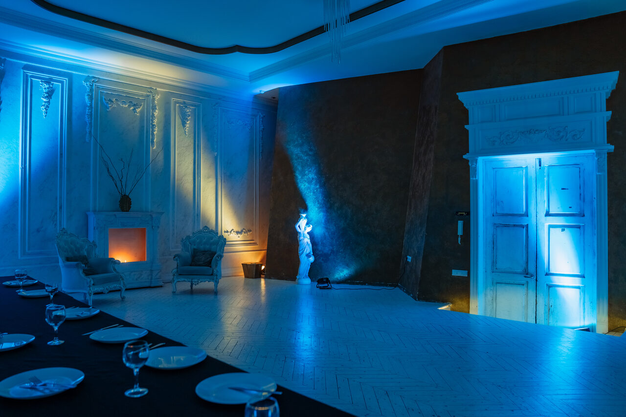 Арендовать Loft in classic style