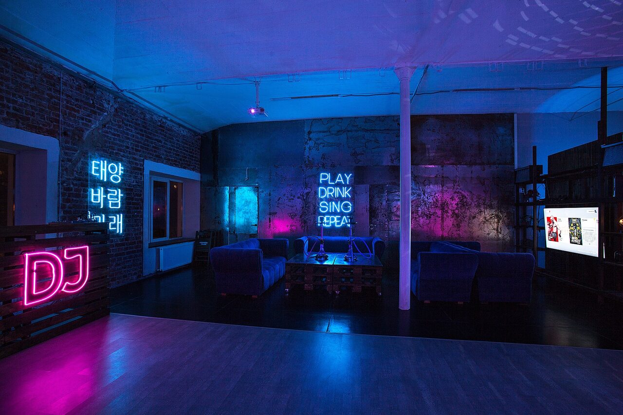 Арендовать Неоновый зал на Набережной Яузы