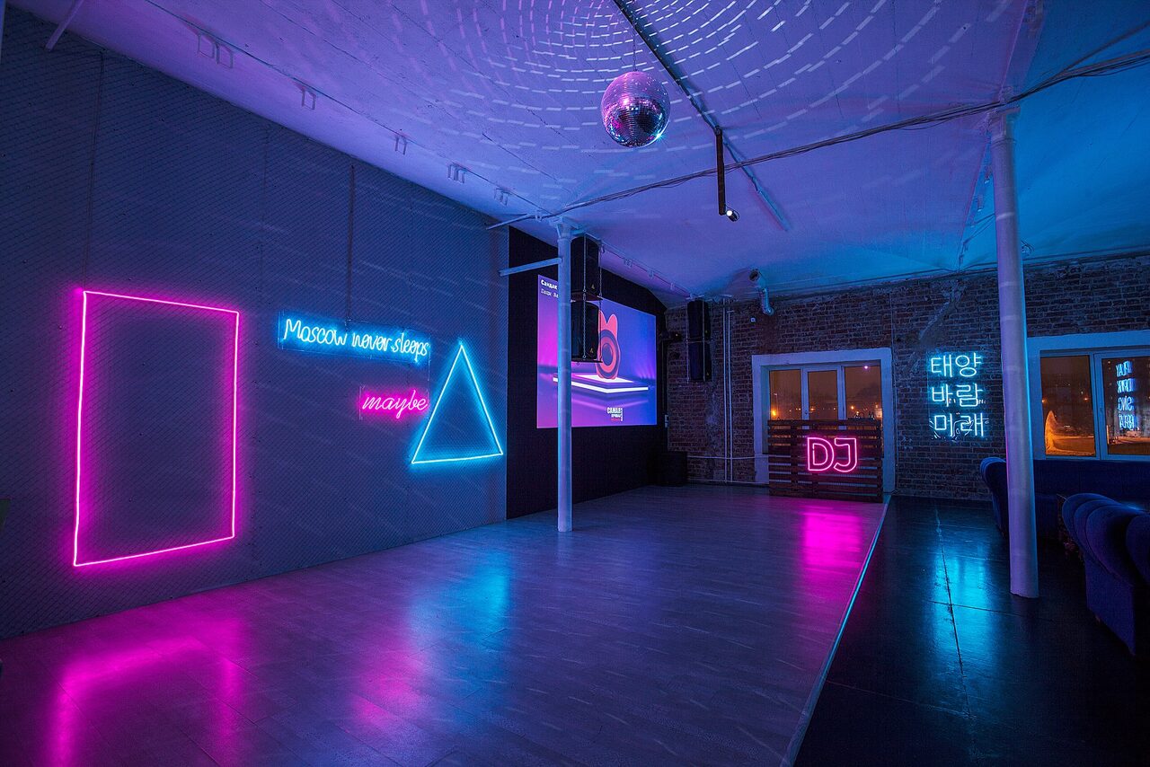 Арендовать Неоновый зал на Набережной Яузы