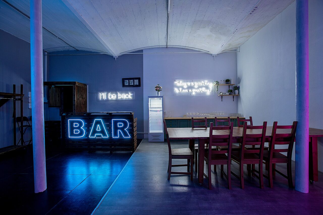 Арендовать Неоновый зал на Набережной Яузы