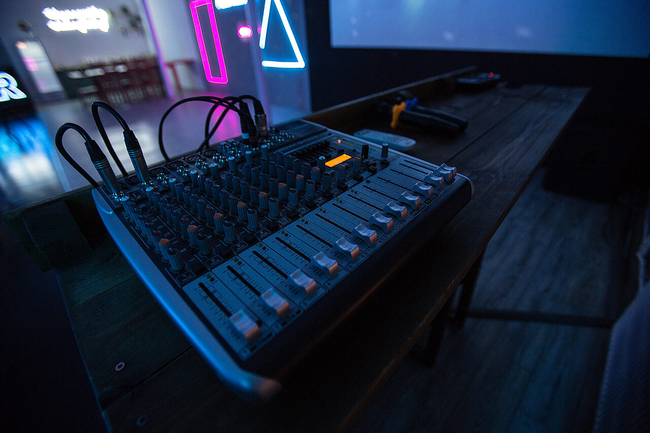 Арендовать Неоновый зал на Набережной Яузы