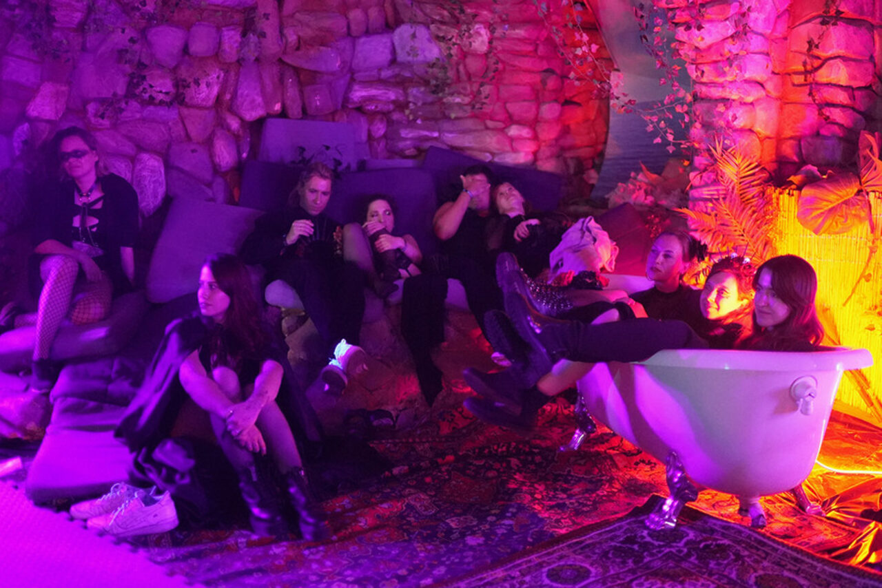 Арендовать Graf-Studio. Студия с морским песком и водопадом