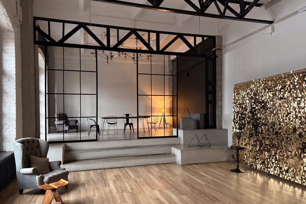 Арендовать Modern room in a loft style
