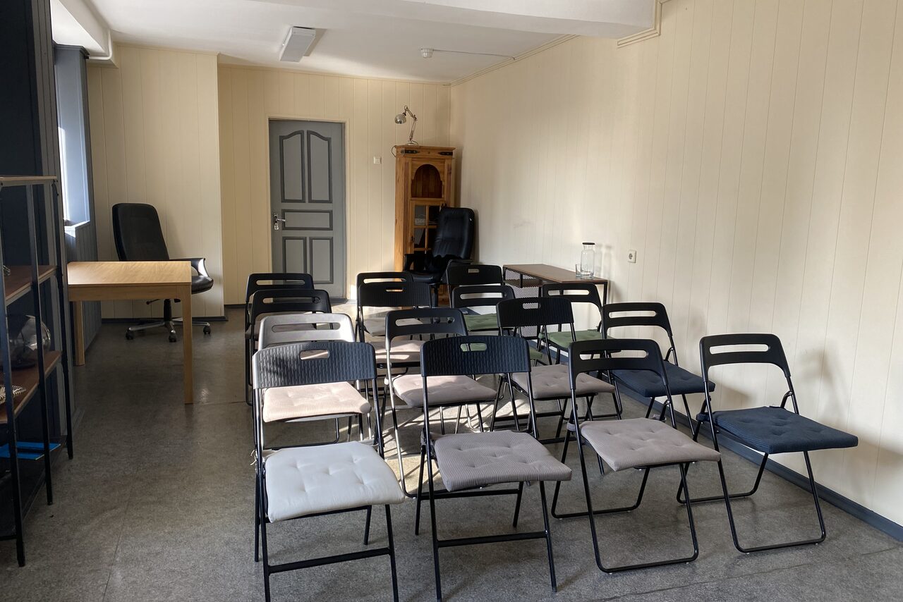 Арендовать A hall in the city center for business and creative meetings