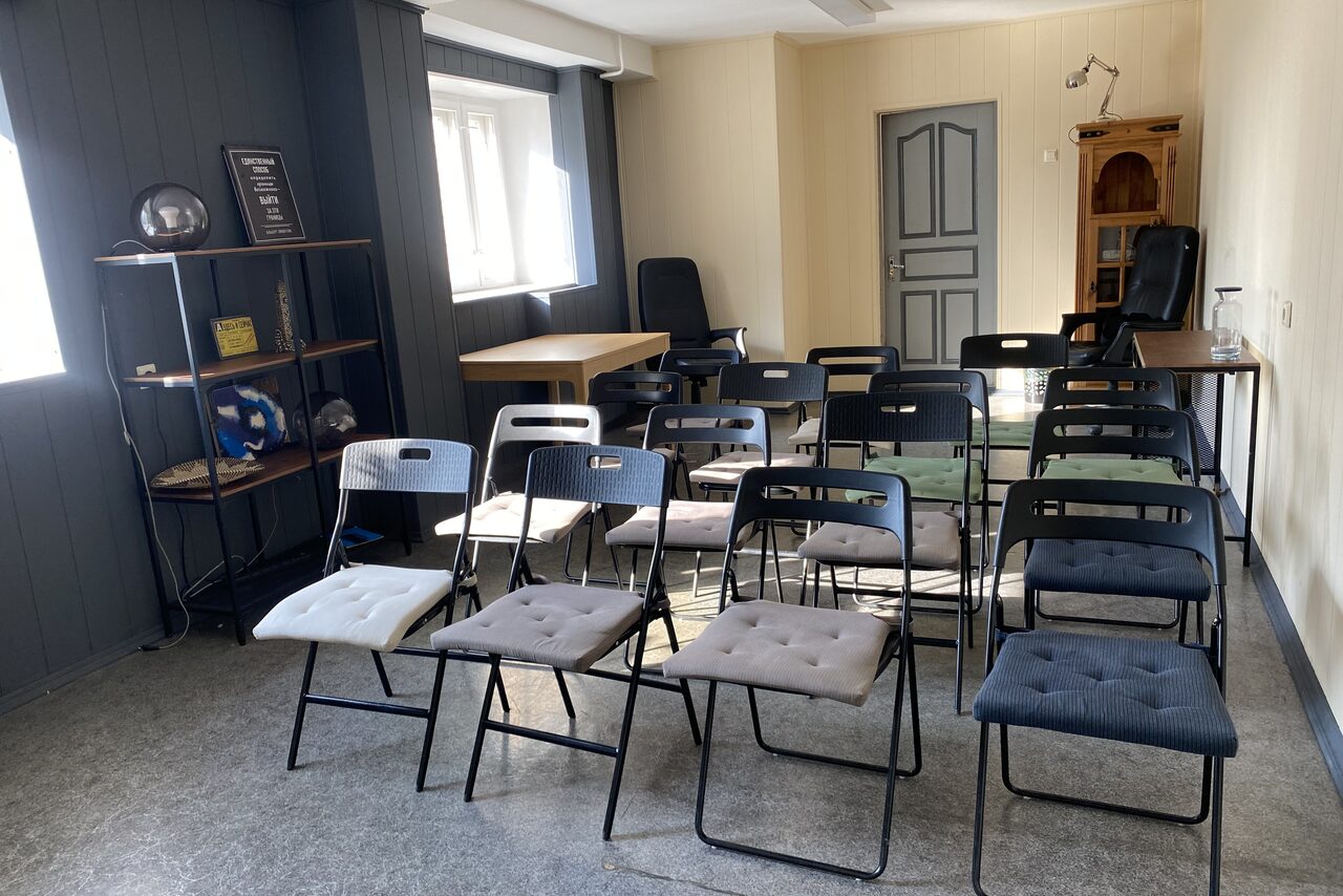 Арендовать A hall in the city center for business and creative meetings