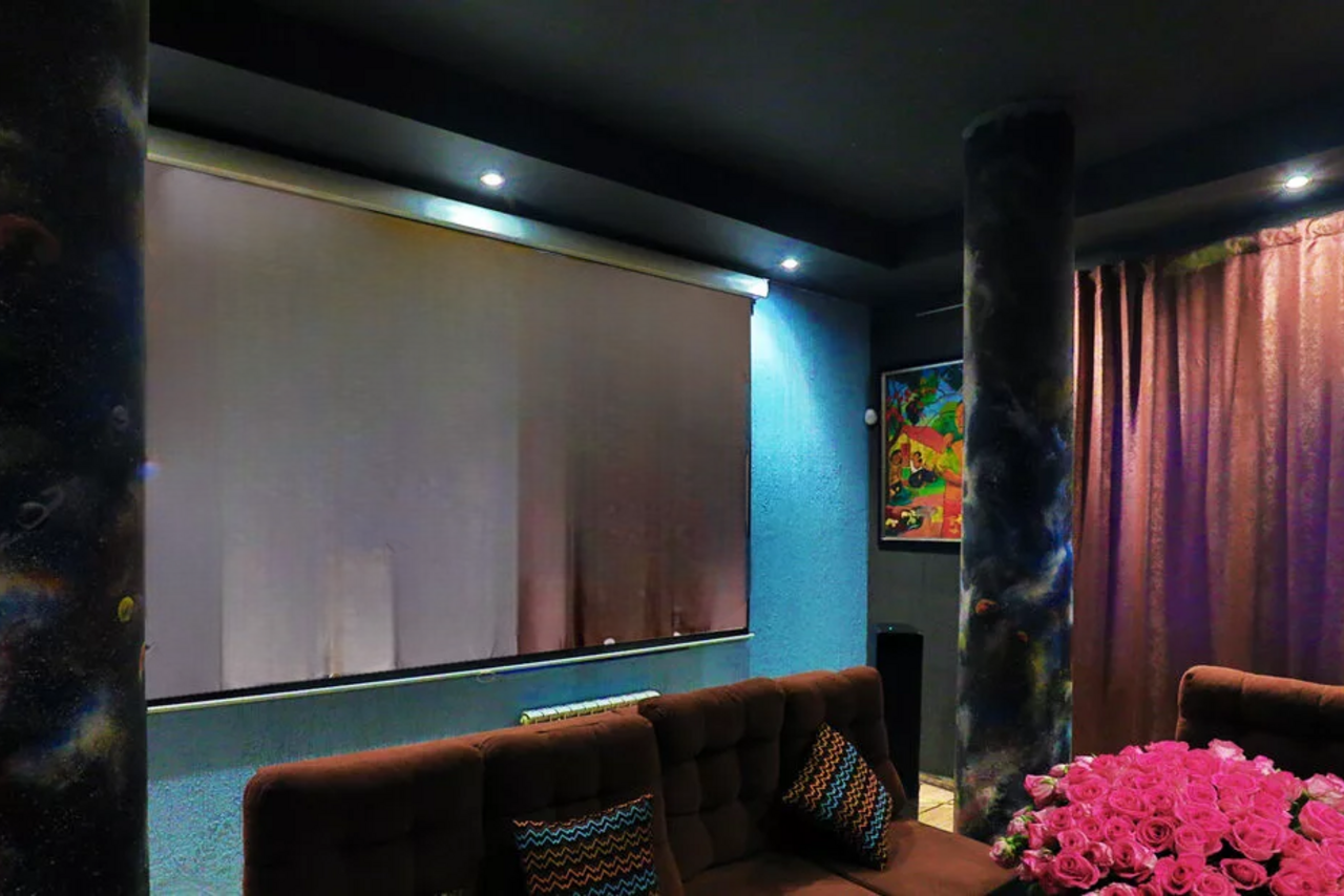 Арендовать Арт-лофт в темных тонах с большим экраном