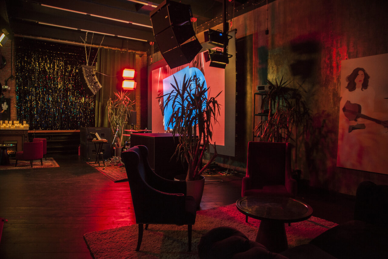 Арендовать Двухэтажный лофт со студией звукозаписи