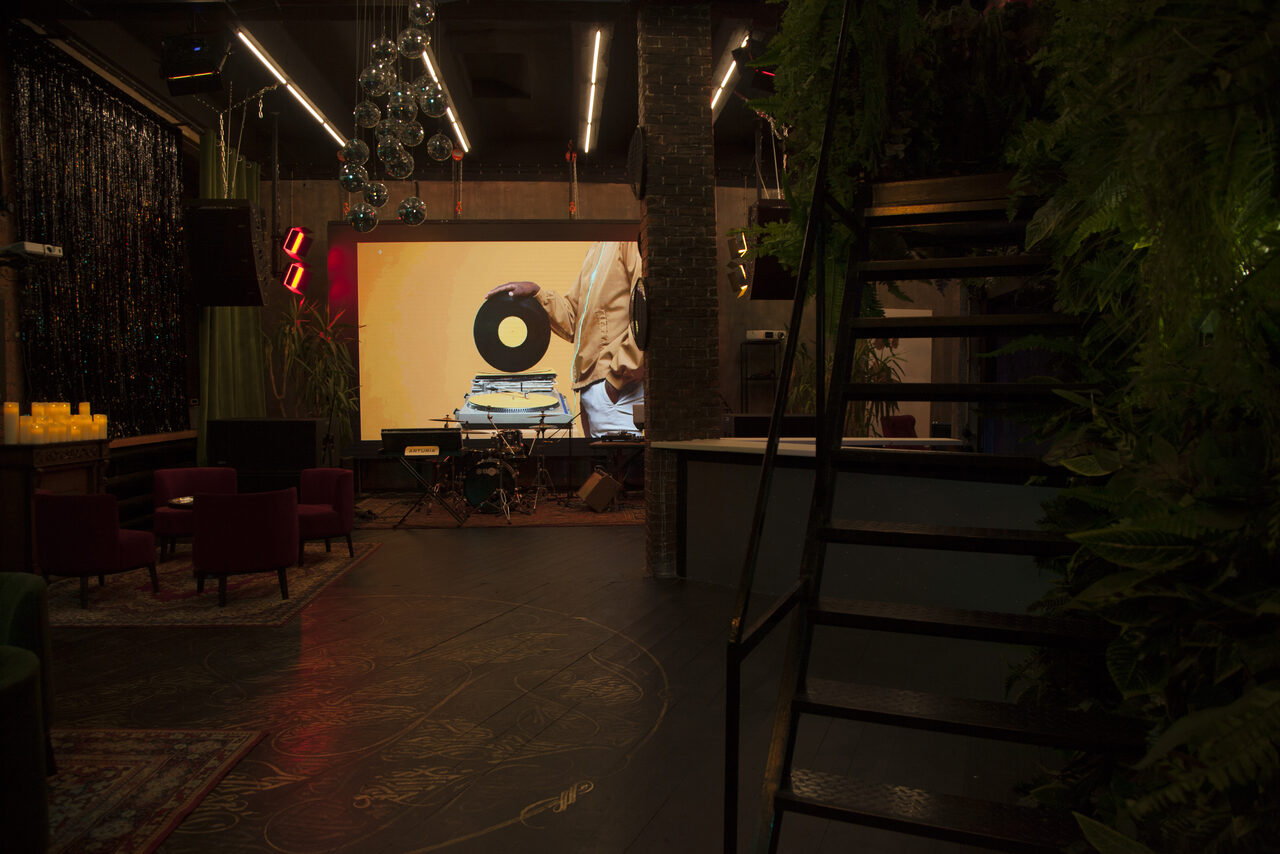 Арендовать Двухэтажный лофт со студией звукозаписи