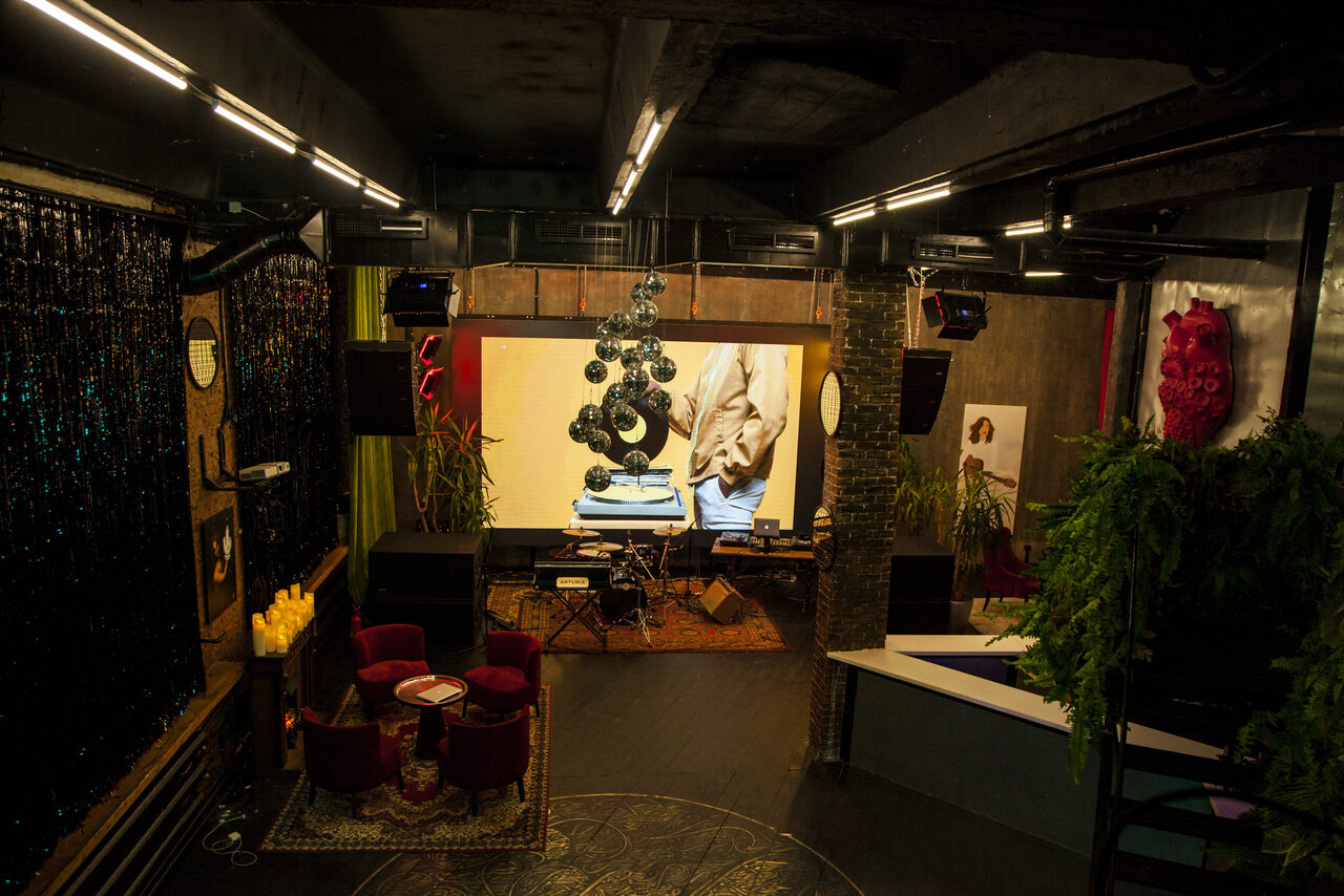 Арендовать Двухэтажный лофт со студией звукозаписи