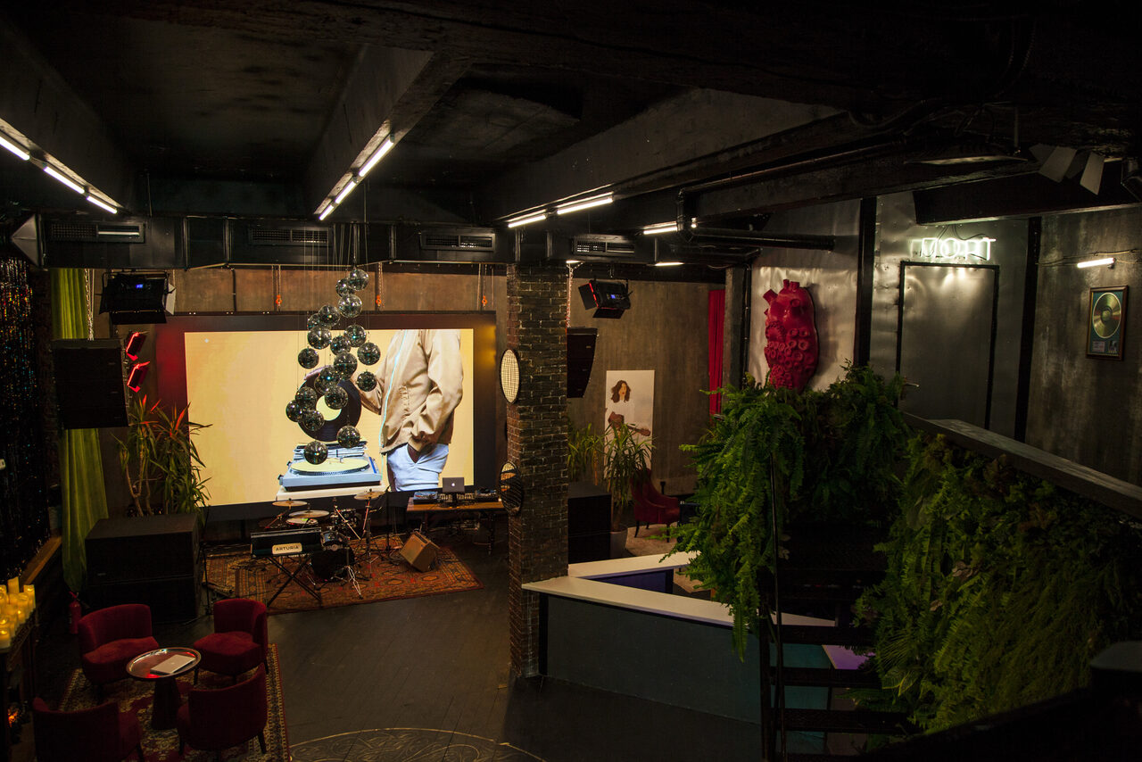 Арендовать Двухэтажный лофт со студией звукозаписи