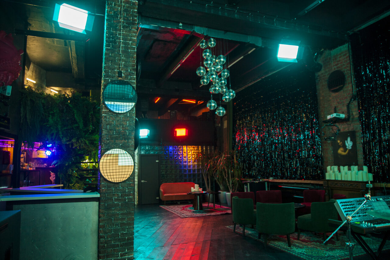 Арендовать Двухэтажный лофт со студией звукозаписи