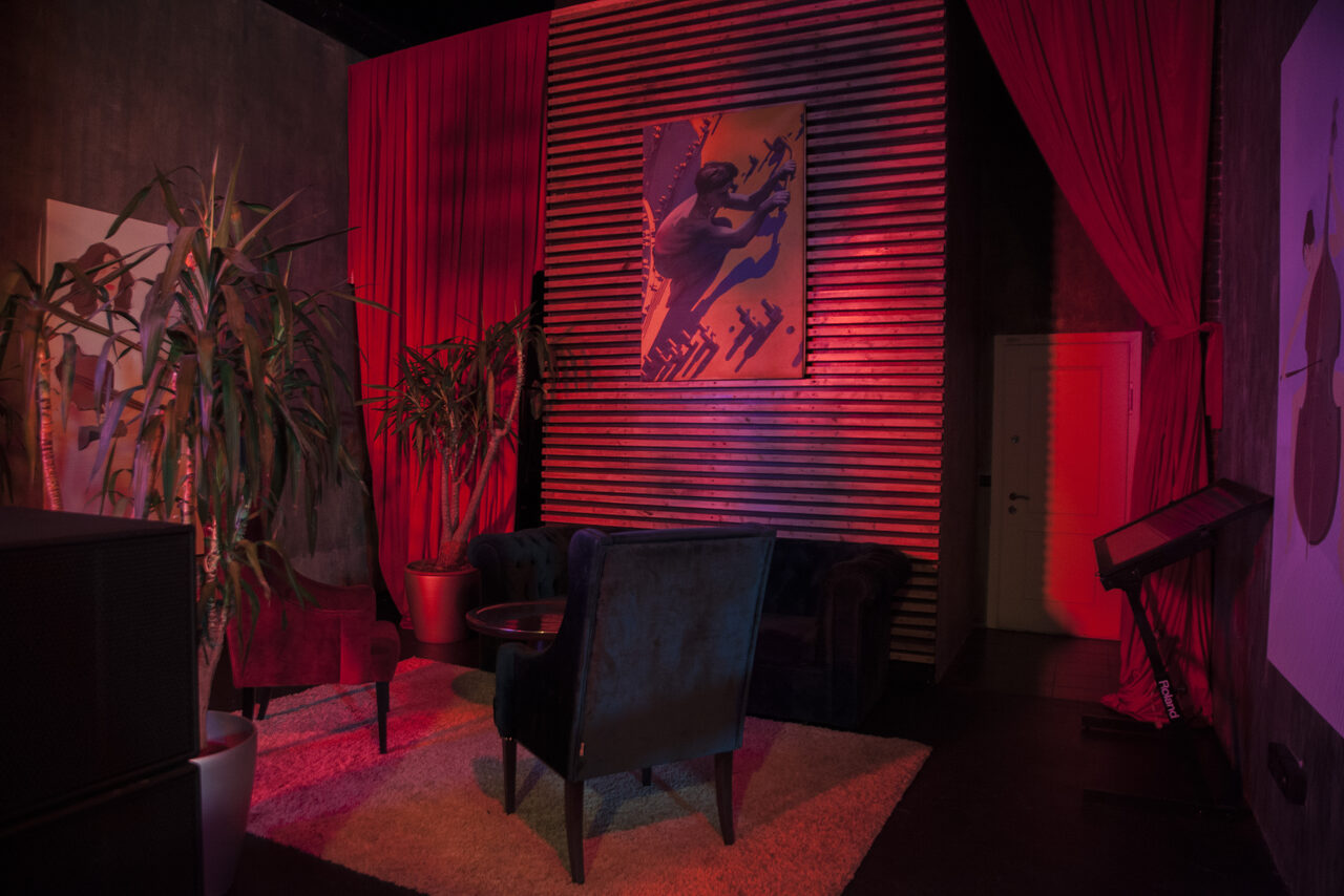 Арендовать Двухэтажный лофт со студией звукозаписи