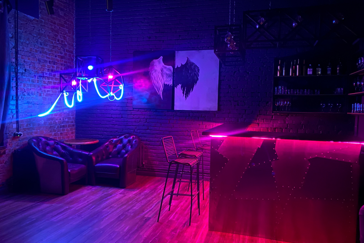 Арендовать Контраст Loft. Приглушённый тёплый свет. Диваны. Стол. Кресла. Лестница на второй этаж 