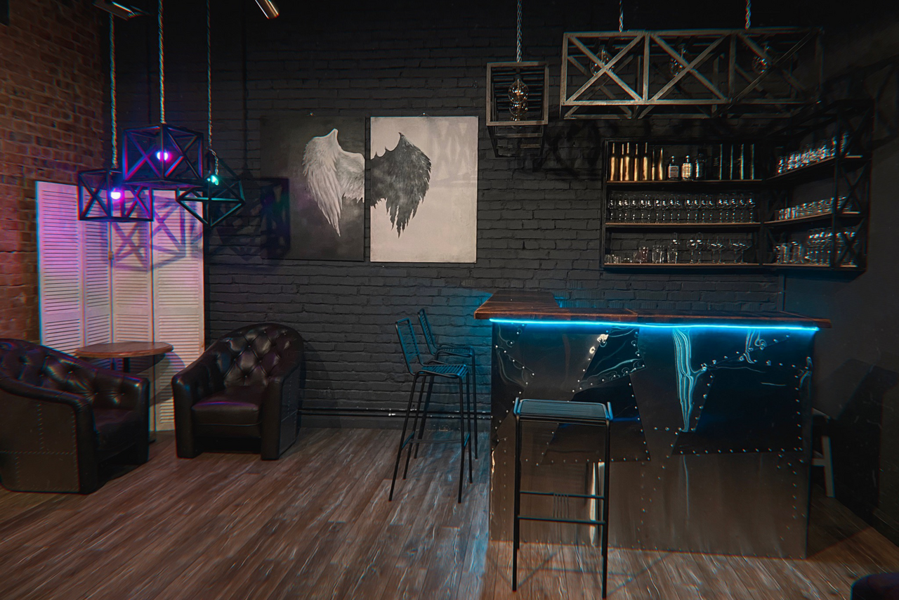 Арендовать Контраст Loft. Летят конфетти. Девушка замахивается рукой, играя в игру