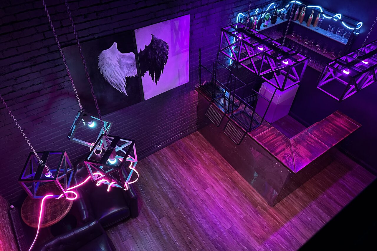 Арендовать Контраст Loft. Внутренний дворик. Мужчина готовит на большом гриле