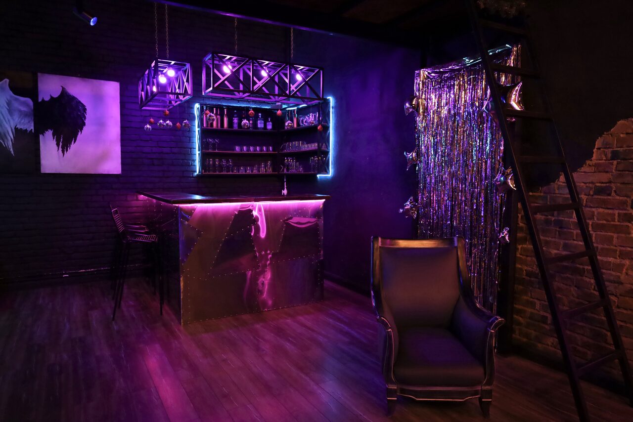 Арендовать Контраст Loft. Барная стойка с барными стульями. Кресла. Картина на стене. Декоративные свисающие лампы