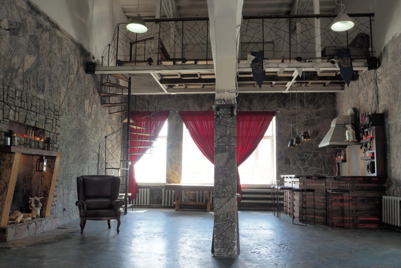 Арендовать Graf-Studio. Двухуровневый лофт с барной стойкой