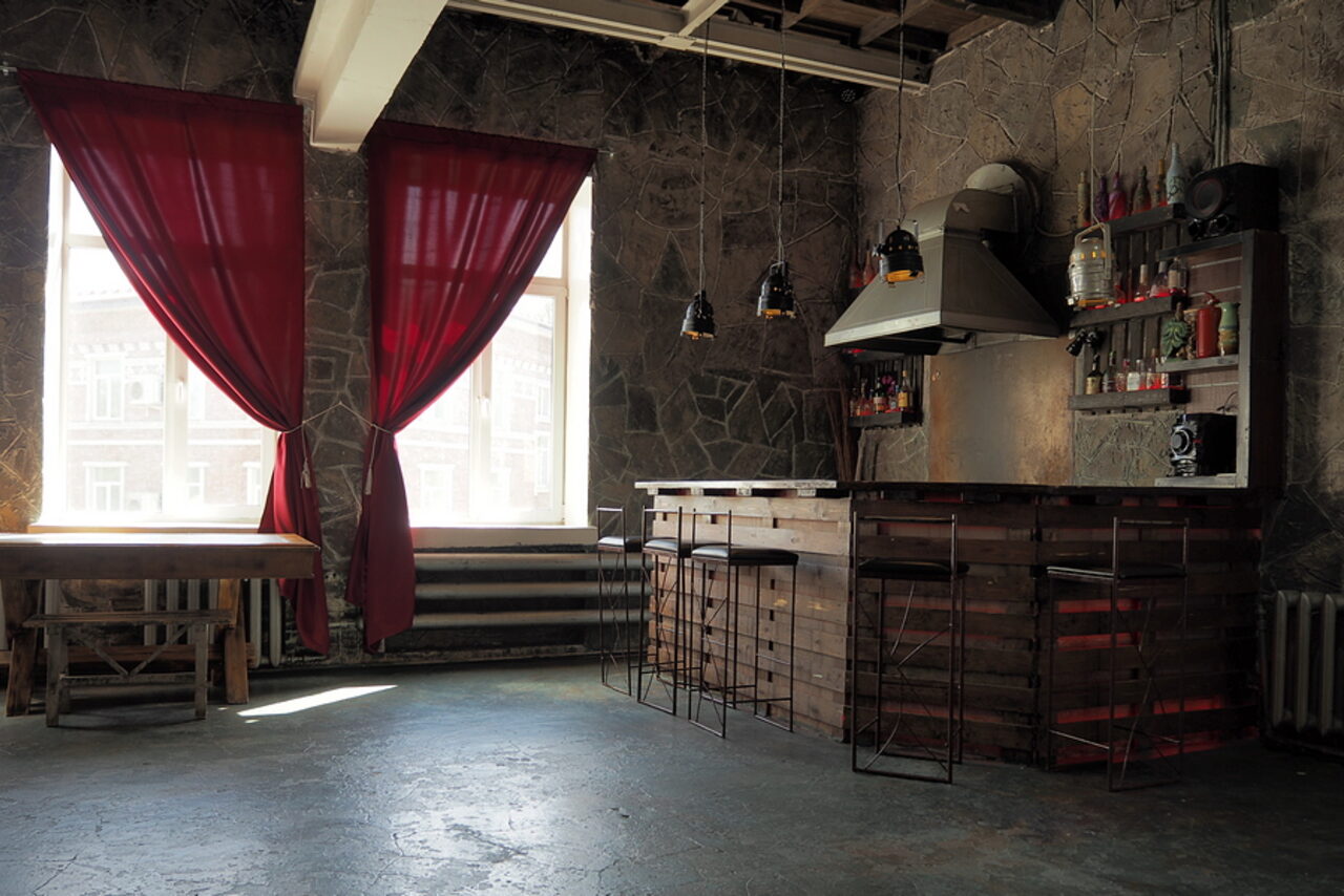 Арендовать Graf-Studio. Двухуровневый лофт с барной стойкой