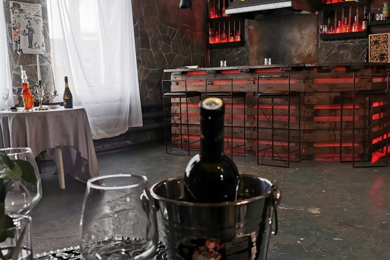 Арендовать Graf-Studio. Двухуровневый лофт с барной стойкой