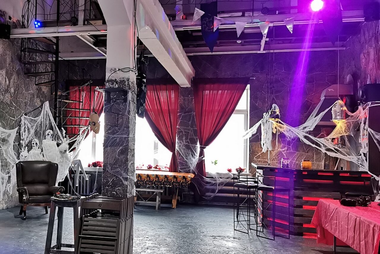 Арендовать Graf-Studio. Двухуровневый лофт с барной стойкой