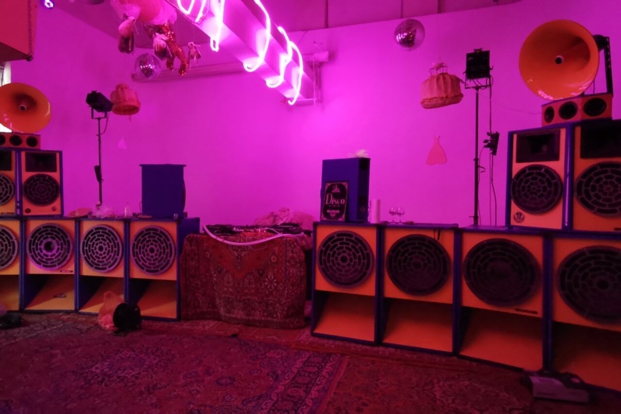 Арендовать Graf-Studio. Двухуровневый лофт с барной стойкой