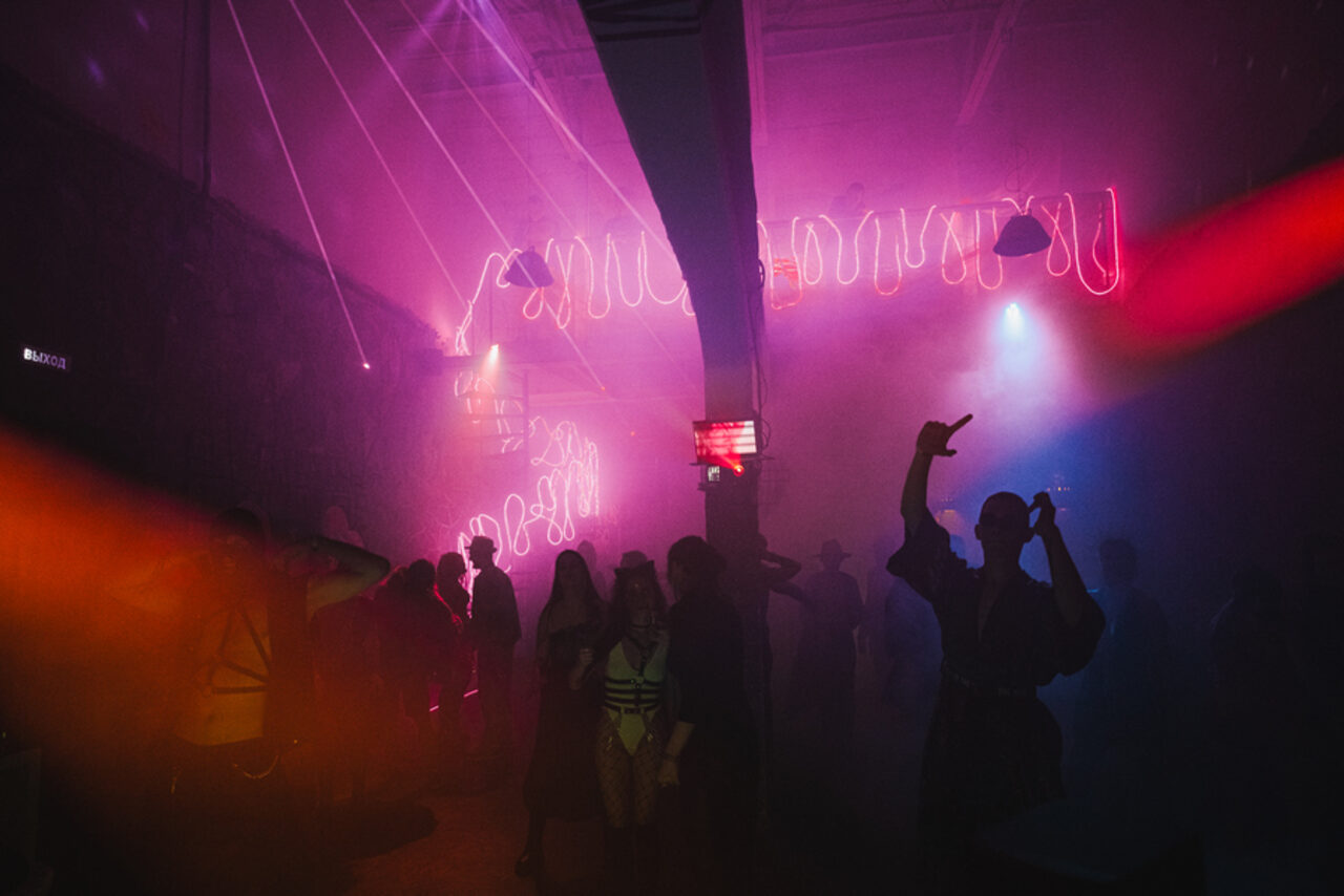 Арендовать Graf-Studio. Двухуровневый лофт с барной стойкой